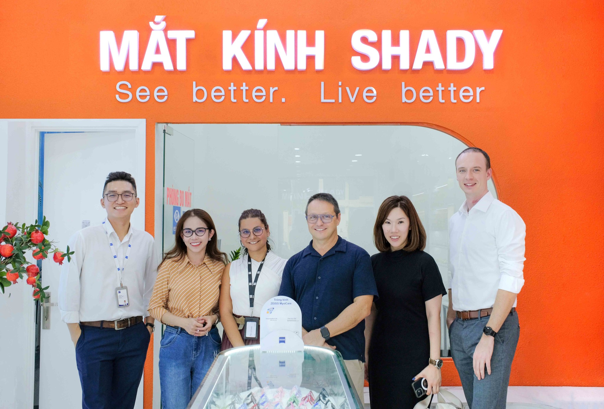 Mắt Kính Shady Vinh Dự Đón Đoàn Đại Biểu Cấp Cao Carl Zeiss Vision - Thắt Chặt Hợp Tác Chiến Lược Bền Vững