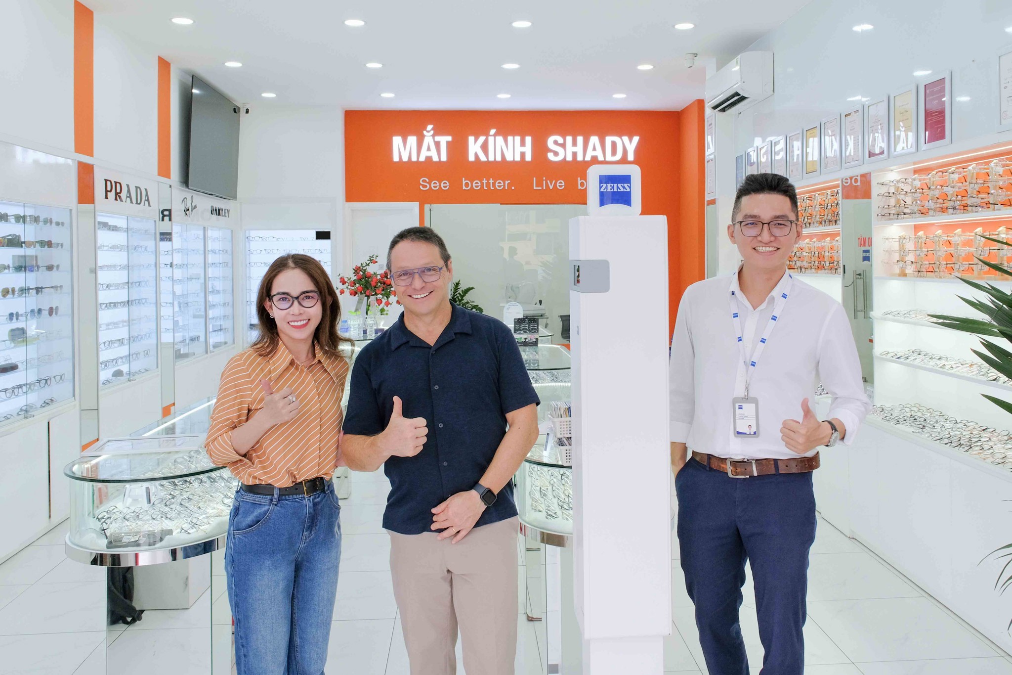 Mắt Kính Shady Vinh Dự Đón Đoàn Đại Biểu Cấp Cao Carl Zeiss Vision - Thắt Chặt Hợp Tác Chiến Lược Bền Vững