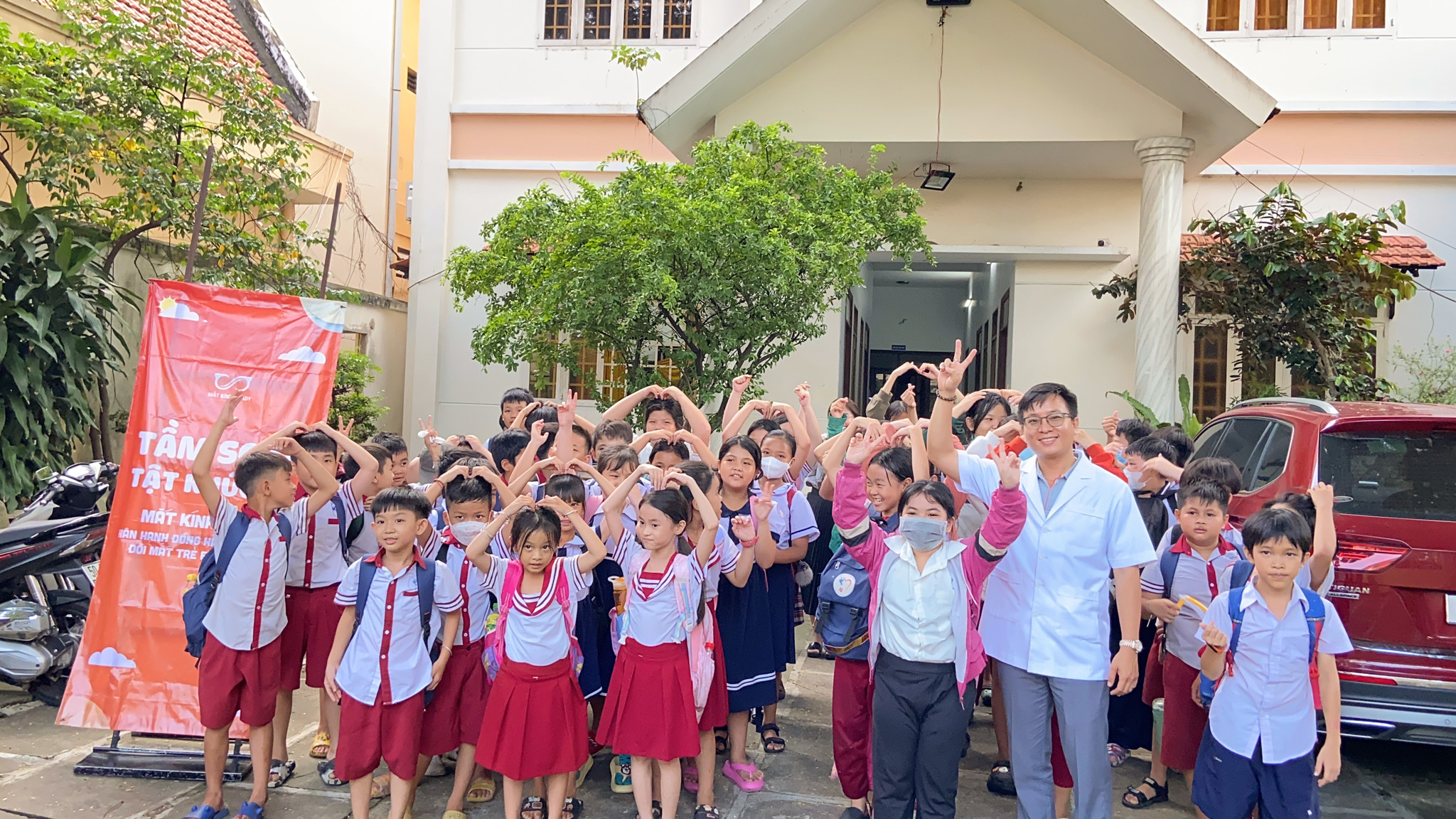 MẮT KÍNH SHADY TÀI TRỢ HƠN 200 CẶP KÍNH MIỄN PHÍ - DÀNH TẶNG CÁC EM NHỎ KHÓ KHĂN TẠI LỚP HỌC HƯỚNG TÂM