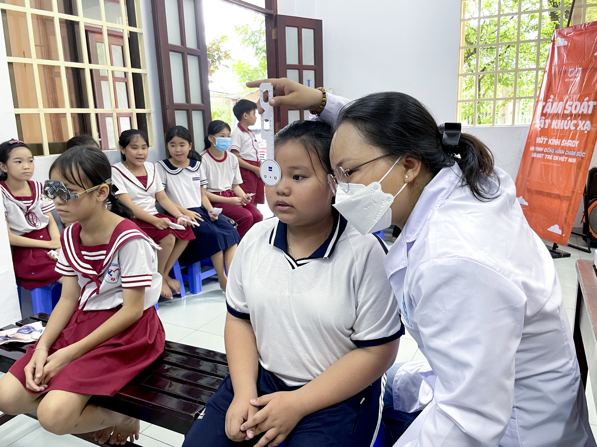 MẮT KÍNH SHADY TÀI TRỢ HƠN 200 CẶP KÍNH MIỄN PHÍ - DÀNH TẶNG CÁC EM NHỎ KHÓ KHĂN TẠI LỚP HỌC HƯỚNG TÂM