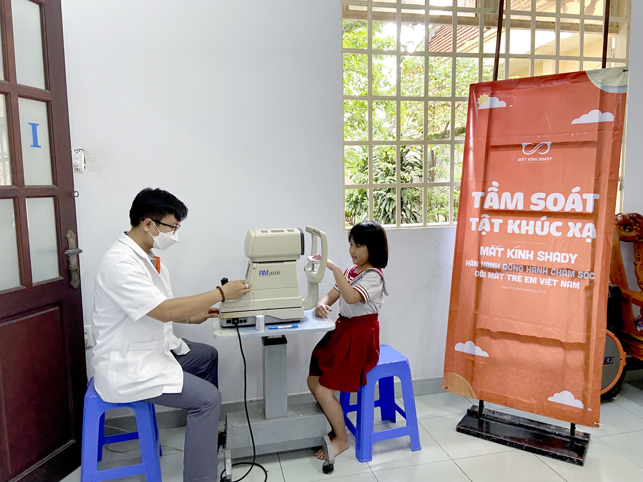 MẮT KÍNH SHADY TÀI TRỢ HƠN 200 CẶP KÍNH MIỄN PHÍ - DÀNH TẶNG CÁC EM NHỎ KHÓ KHĂN TẠI LỚP HỌC HƯỚNG TÂM