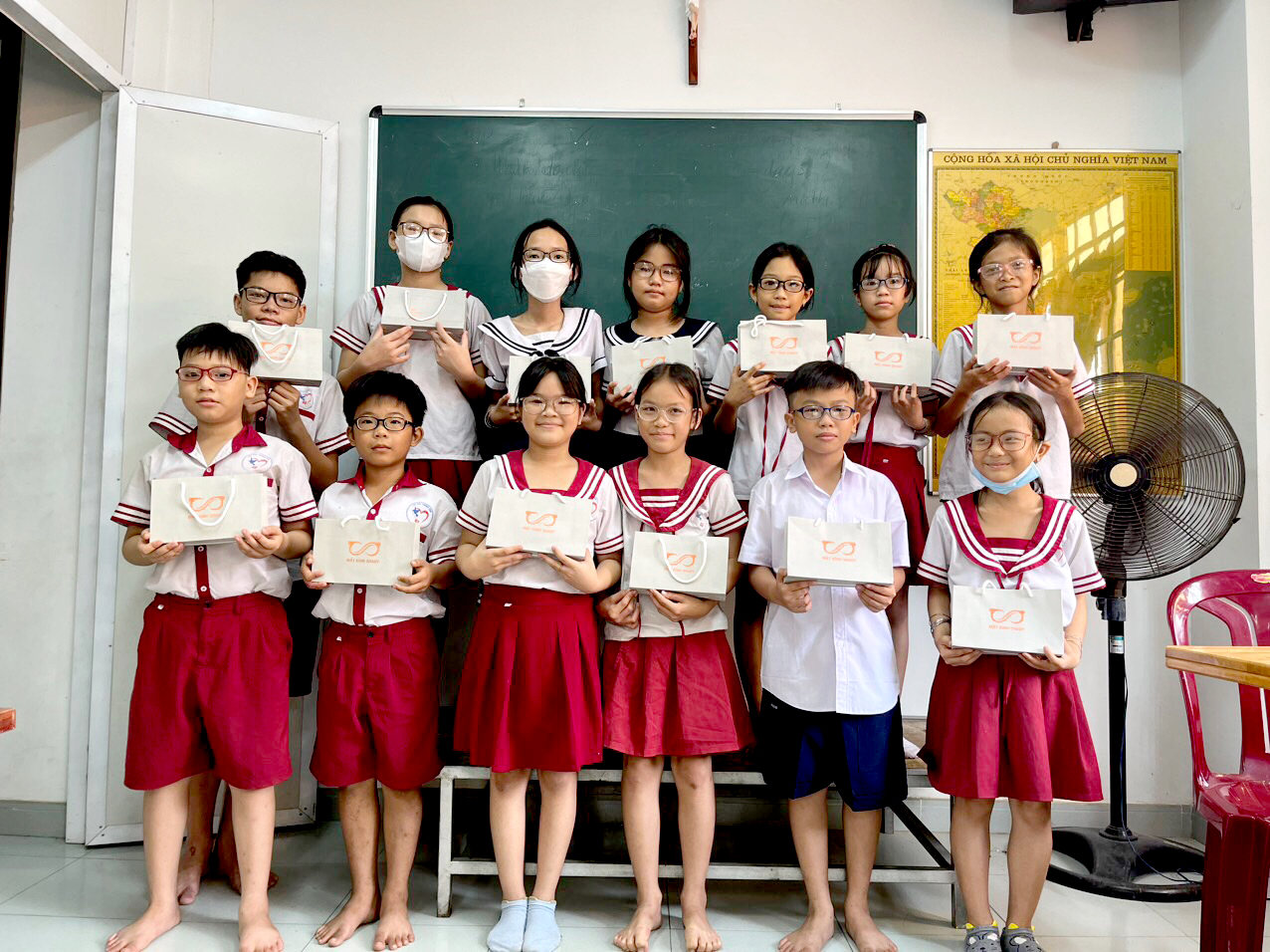 MẮT KÍNH SHADY TÀI TRỢ HƠN 200 CẶP KÍNH MIỄN PHÍ - DÀNH TẶNG CÁC EM NHỎ KHÓ KHĂN TẠI LỚP HỌC HƯỚNG TÂM