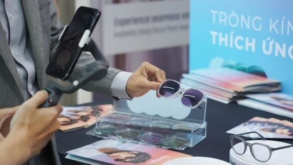 Tròng kính đổi màu Transitions GEN S: Đánh giá từ người dùng