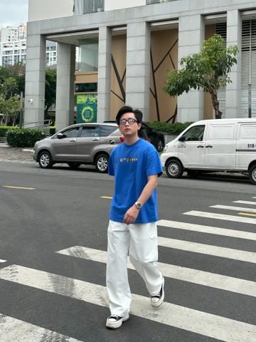 Quần Kaki Trắng Ống Suông + Áo Thun Xanh Dương Đậm: Bí Quyết Mix & Match Cho Mọi Dịp