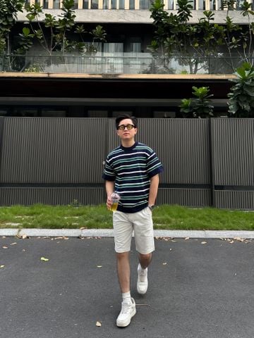 Quần Short Kaki Trắng & Áo Thun Len Tăm Sọc: Sự Kết Hợp Trẻ Trung Và Phá Cách