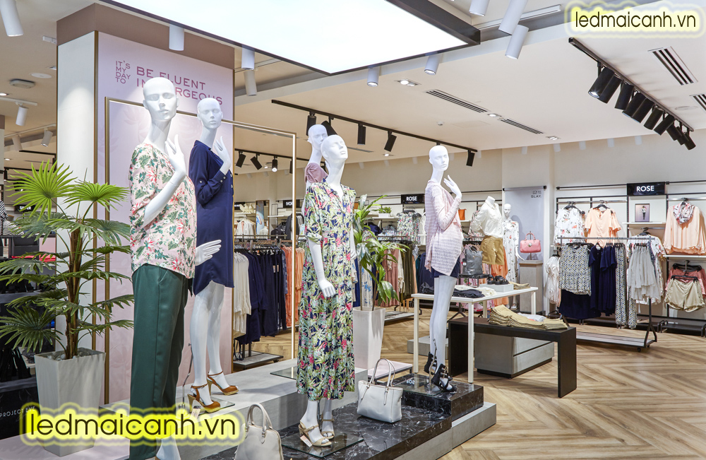 đèn trang trí chiếu sáng shop quần áo thời trang