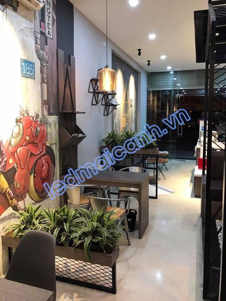 đèn chiếu tường trong quán cafe