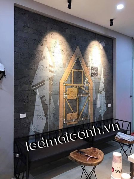 đèn hắt tranh vẽ tường trong quán cafe