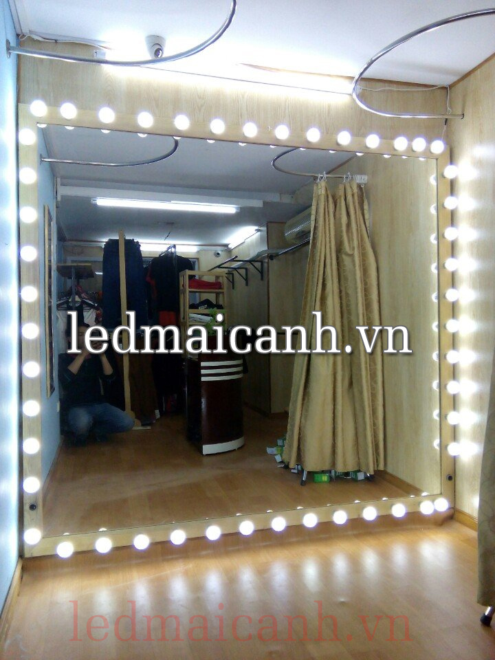 đèn trang trí chiếu sáng gương trong shop quần áo