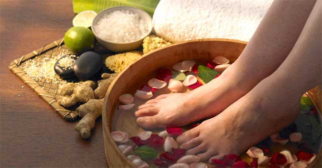 BỊ SUY GIÃN TĨNH MẠCH CHÂN CÓ NÊN NGÂM CHÂN KHÔNG?