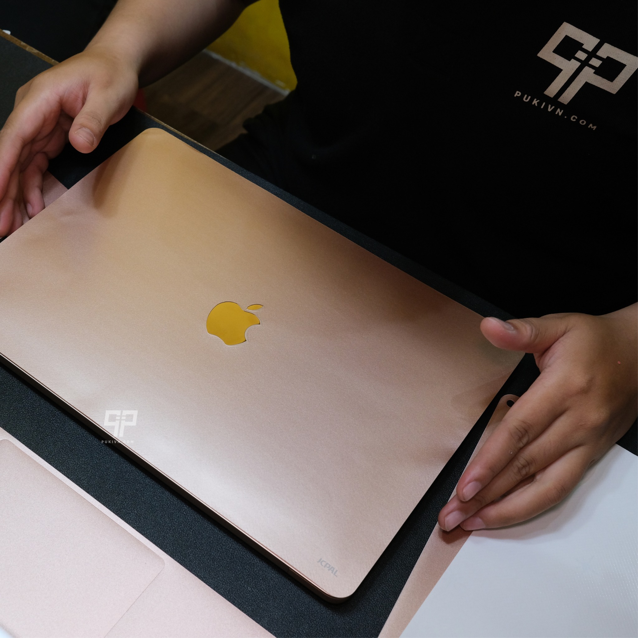 Những lý do bạn nên dán full Macbook