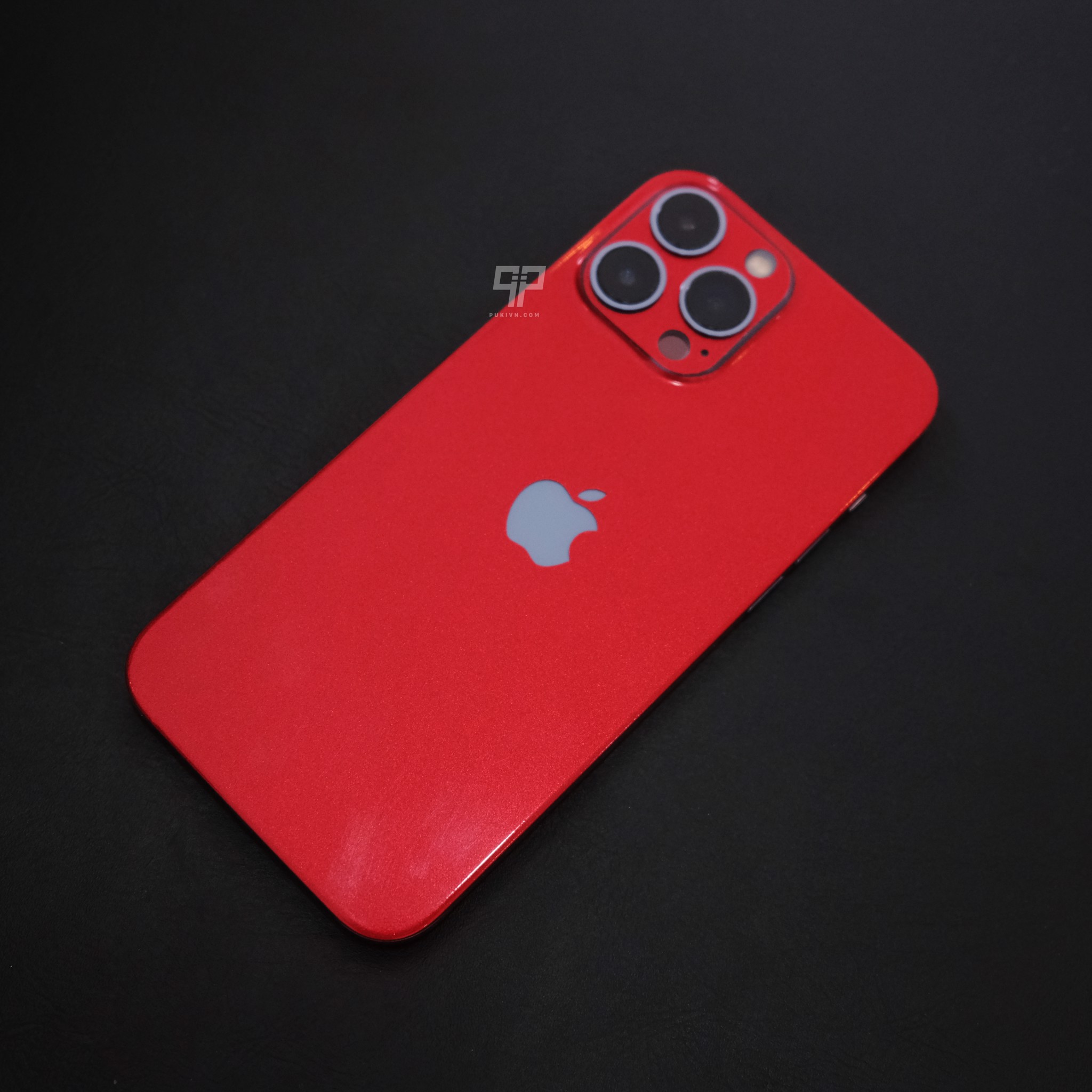 Skin iPhone màu đỏ may mắn mùa hè 2022