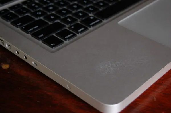 macbook bi tray mau gray