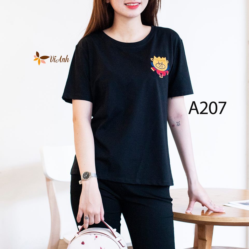 Áo thun đen thêu hình heo 