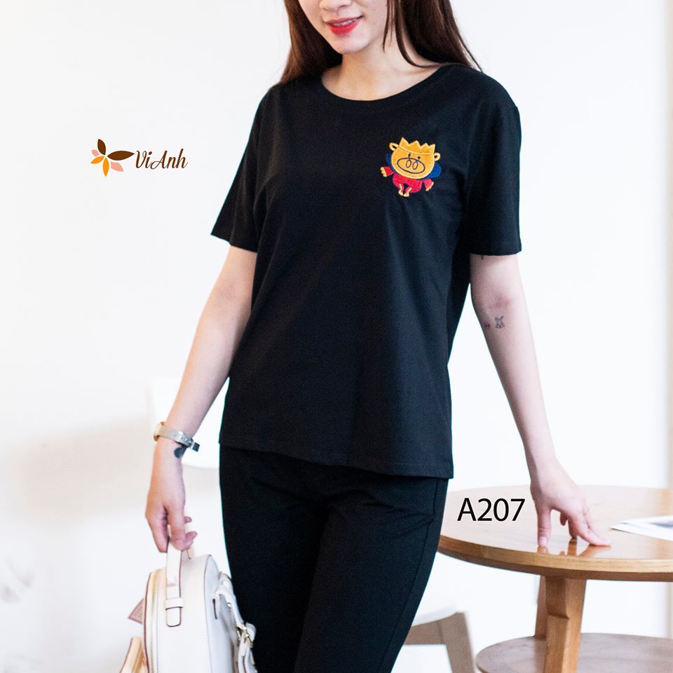 Áo thun đen thêu hình heo 
