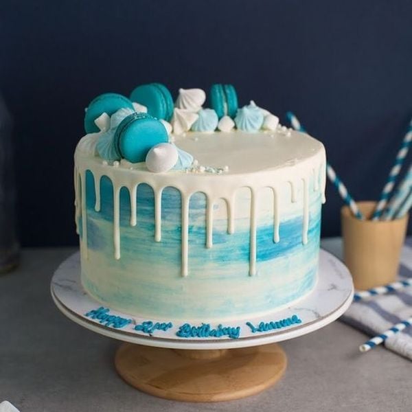 Bạn muốn tìm kiếm một mẫu bánh kem màu xanh dương đẹp? Hãy đến với hình ảnh này và bạn sẽ không phải thất vọng. Với sự nghệ thuật tinh tế trong trang trí cùng màu sắc bắt mắt, chiếc bánh này đang chờ bạn khám phá.