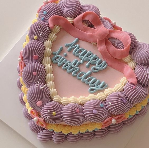 Chiếc bánh sinh nhật tạo hình trái tim vô cùng ấn tượng cho bé gái