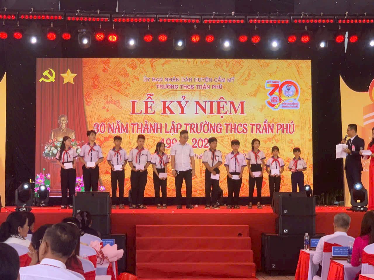 HOẠT ĐỘNG TỪ THIỆN HỖ TRỢ TRẺ EM HUYỆN CẨM MỸ MUA BẢO HIỂM Y TẾ