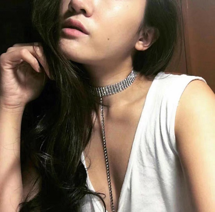 Mốt choker lấp l&aacute;nh đeo v&agrave;o l&agrave; sang chảnh - Ảnh 5