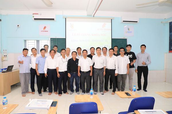 SGINVEST tổ chức Lễ bế giảng khóa đào tạo đồng sơn & chăm sóc xe cơ bản cho giảng viên tại Trường Cao đẳng Lý Tự Trọng
