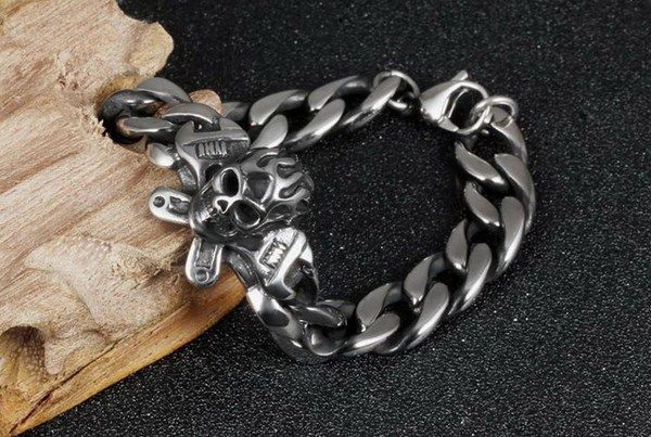 Điểm nổi bật của lắc tay nam titan