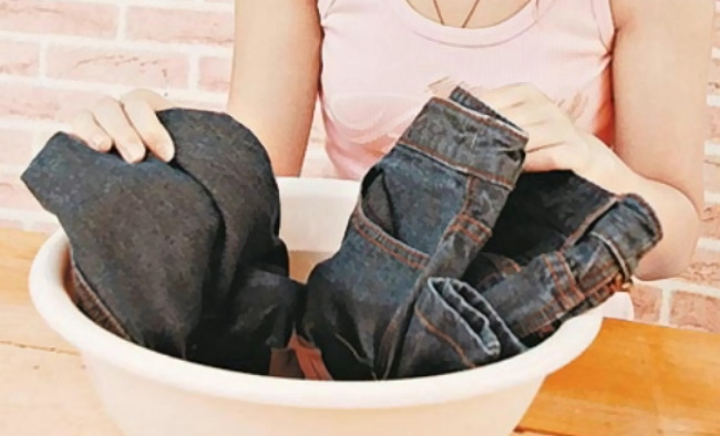Cách giặt quần jeans lâu phai màu 8