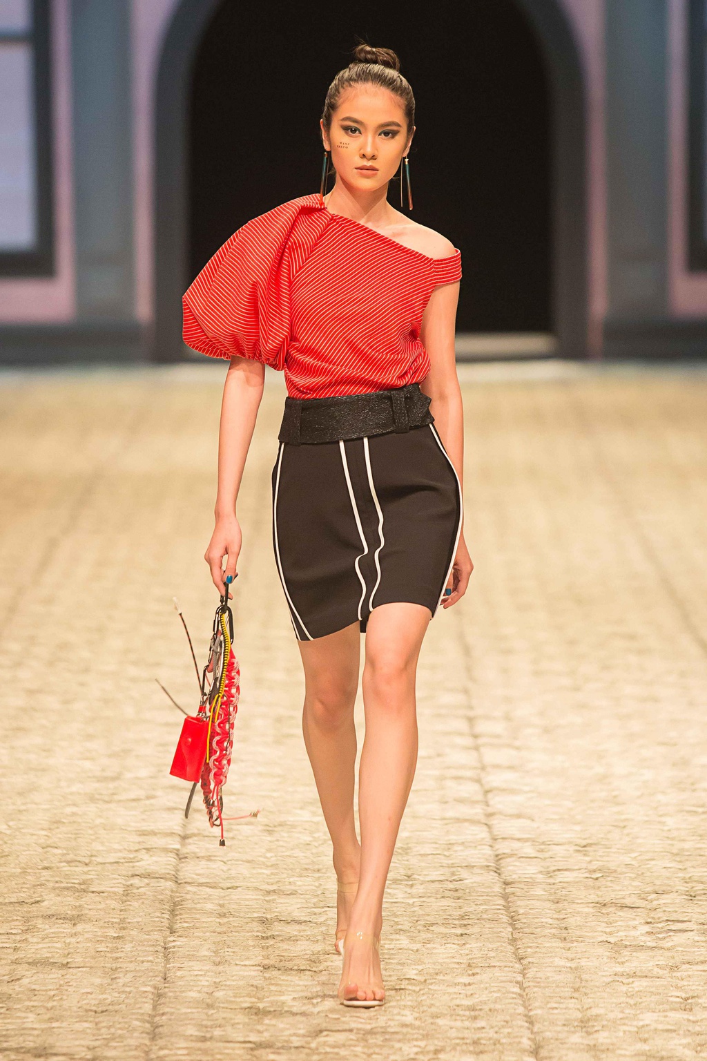 Cuộc chơi đầy ngẫu hứng giữa chất liệu và sắc màu của IVY moda  Thời trang   Vietnam VietnamPlus