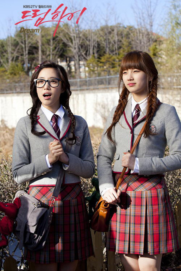 Những mẫu đồng phục mê mẩn trong phim Hàn 12