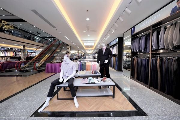 Viettien Mall tầng 1 thời trang nam