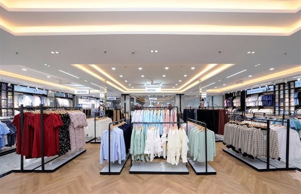 Viettien Mall tầng 1 thời trang nữ