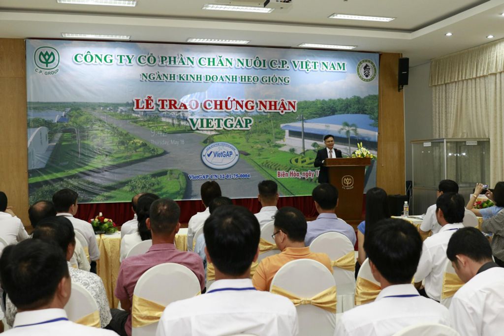 Trao Chứng Nhận Vietgap Cho Các Trang Trại Heo C.P. Việt Nam