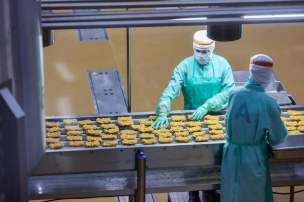 Thịt gà chế biến từ “tổ hợp trăm triệu đô” chinh phục những thị trường khó tính