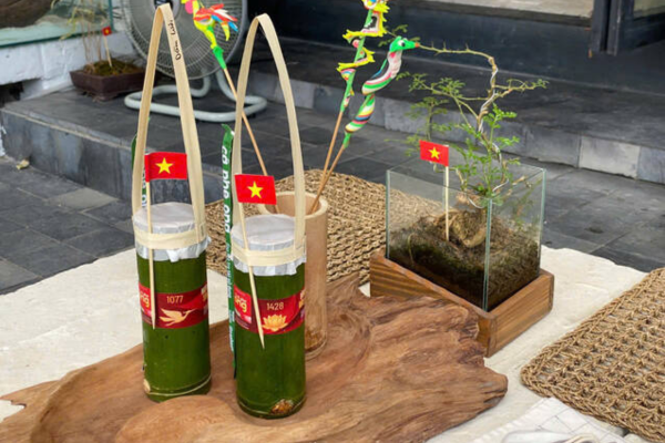 Quán cà phê ống tre gắn cờ đỏ sao vàng hút khách dịp Quốc khánh 2.9