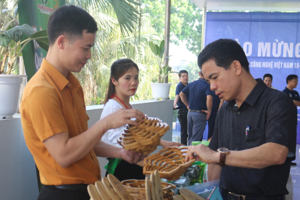 9X Phú Thọ làm đồ vạn người mê từ cây tre, bán hàng trên sàn thương mại điện tử lớn nhất thế giới