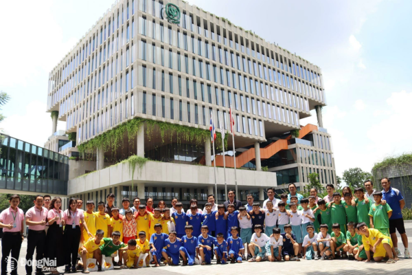 Các cầu thủ nhí giải U11 cúp Báo Đồng Nai - C.P. Việt Nam lần thứ 20 tham quan Tập đoàn chăn nuôi lớn nhất Việt Nam