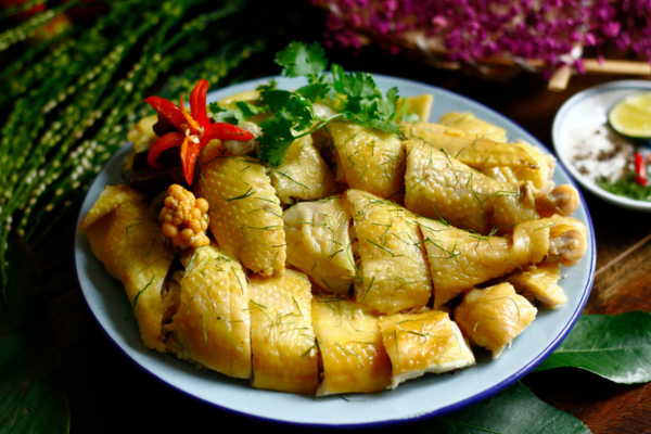 Vì sao gà luộc ăn kèm lá chanh?