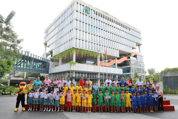 Các cầu thủ nhí giải U11 cúp Báo Đồng Nai - C.P. Việt Nam lần thứ 20 tham quan Tập đoàn chăn nuôi lớn nhất Việt Nam