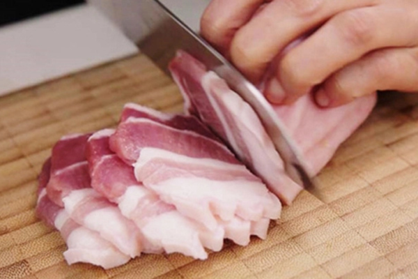 Thái thịt ngang thớ hay dọc thớ?