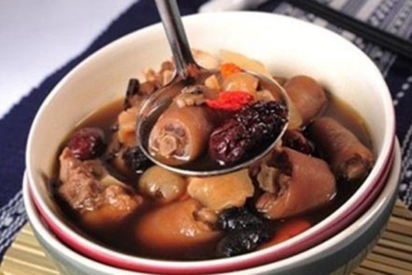 Cách làm giò heo hầm đậu phộng táo đỏ