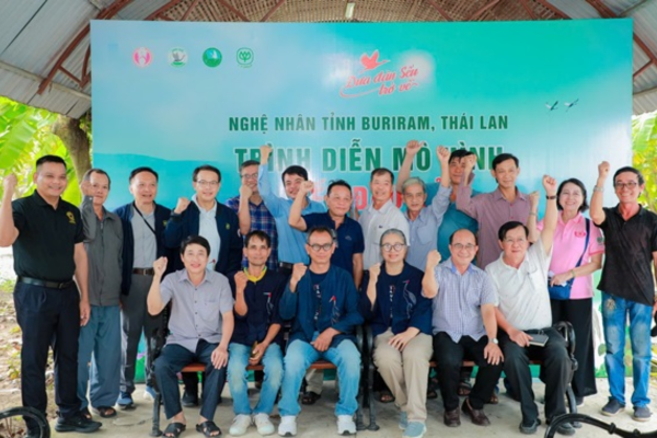 Nghệ nhân Thái Lan hướng dẫn nghệ nhân huyện Tam Nông tạo hình sếu đầu đỏ