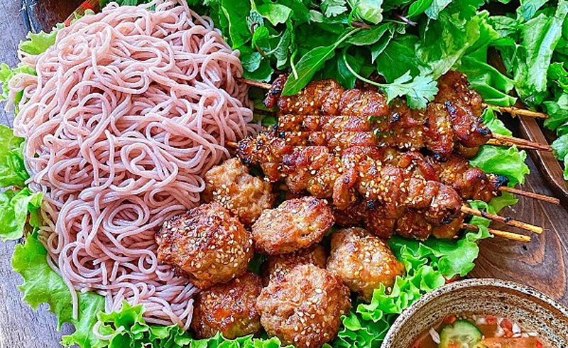 Bún thịt xiên nướng từ nồi chiên không dầu