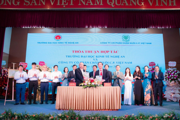 C.P.Việt Nam tham gia “Lễ ký kết hợp tác (MOU)” và “Trao học bổng cho các em sinh viên có hoàn cảnh khó khăn” tại Trường Đại học Kinh Tế Nghệ An