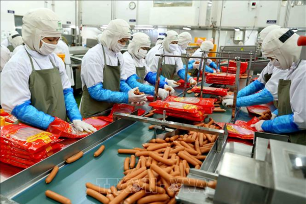 C.P. Group (Thái Lan) và Cargill (Mỹ) là hai tên tuổi hàng đầu trong ngành công nghiệp thức ăn chăn nuôi Việt Nam. Hiện C.P. có phần trội hơn Cargill tại thị trường Việt Nam, dù Cargill thuộc nhóm bộ tứ ABCD hàng đầu trong nông nghiệp thế giới.