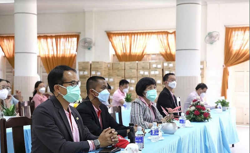 C.P. Việt Nam trao tặng sản phẩm hỗ trợ phòng dịch cho các trường học của Bến Tre