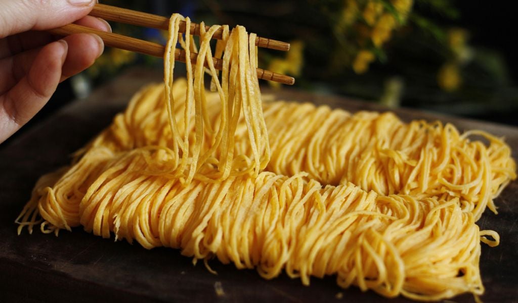 Bí quyết tráng trứng mỏng mịn như tơ lụa