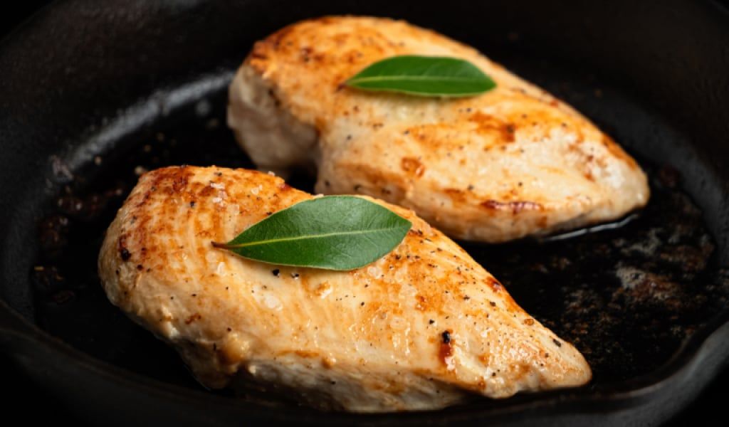 Ức gà có bao nhiêu calo? Cách chế biến ức gà giúp tăng hiệu quả giảm cân tốt nhất.