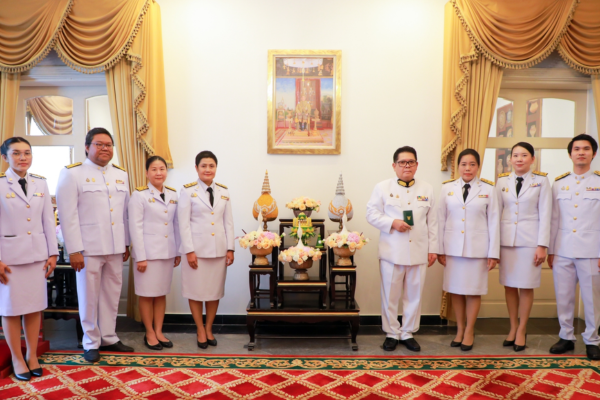 Phó Chủ tịch CPF - ông Montri Suwanposri - Phó Chủ tịch vinh dự nhận huân chương Hoàng Gia Danh Dự từ Quốc Vương Thái Lan