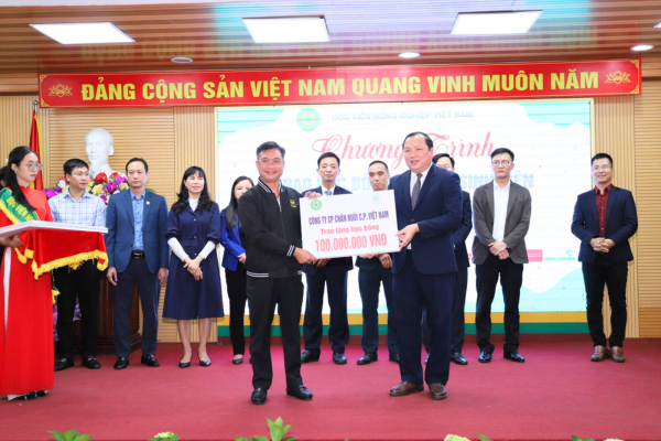 C.P. Việt Nam tới dự lễ Khai giảng và trao học bổng tại Học Viện Nông Nghiệp Việt Nam
