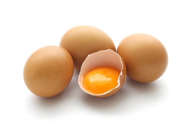 Cách phân biệt trứng gà ta với gà công nghiệp tẩy trắng cực dễ
