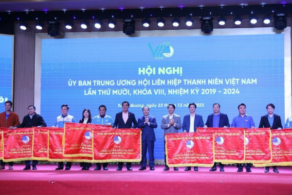 Hội Liên hiệp Thanh niên C.P. Việt Nam nhận Cờ thi đua là Đơn vị dẫn đầu trong công tác Hội và Phong trào thanh niên năm 2023